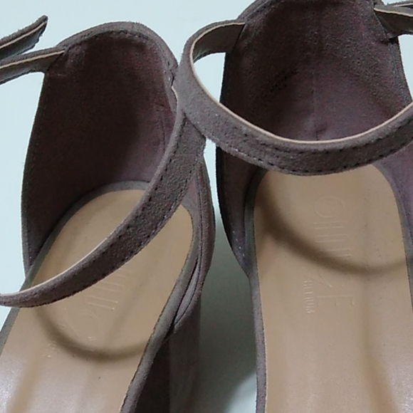 Pre-owned tan sandals in excellent condition - Picture 6 of 8